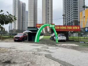 quang cao tren san bong da hanoi