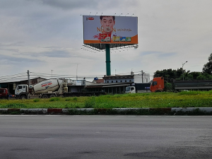 Biển quảng cáo tại Quốc lộ