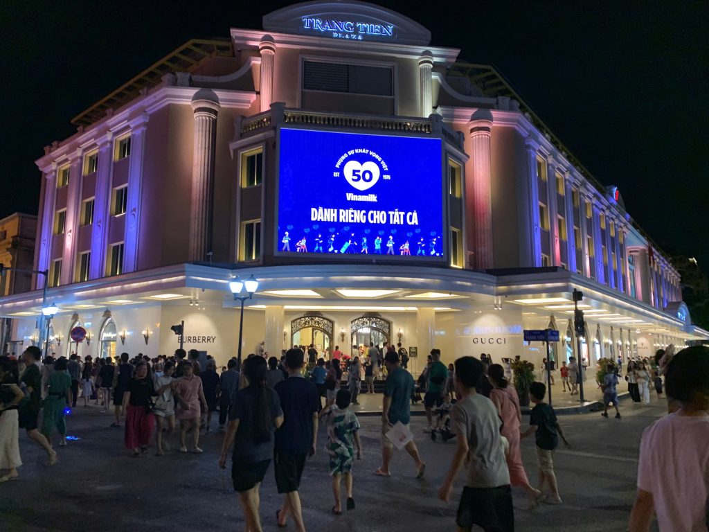 Màn LED tại phố đi bộ Hà Nội